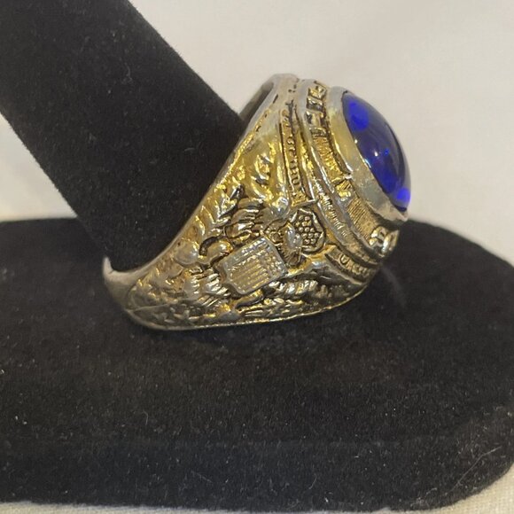 Uncas Size 9 High School Ring Blue Stone Side Crests Generic no yr or school - Picture 5 of 9